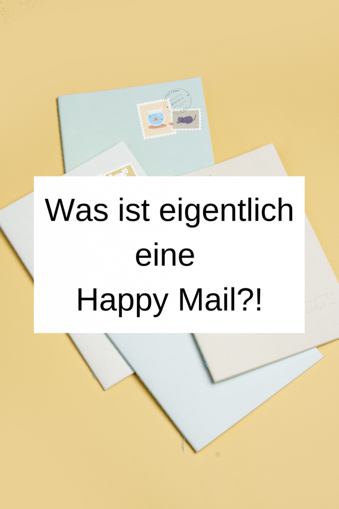Pinterest-Pin: Was ist eigentlich eine Happy Mail?! Im Hintergrund sind Briefumschläge mit bunten Briefmarken zu sehen. 