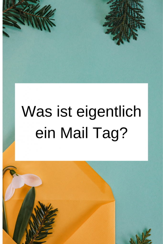 Pinterest-Pin: Was ist eigentlich ein Mail Tag? Auf blauem Hintergrund ist ein gelber Briefumschlag zu sehen, in dem eine weiße Blume steckt. 