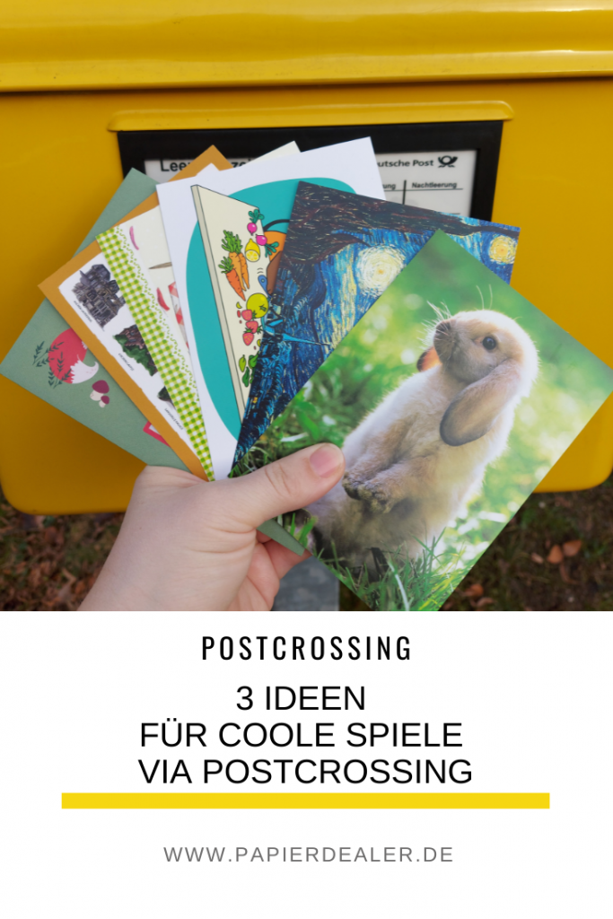 Pinterest-Pin: 3 coole Spielideen via Postcrossing. Zu sehen ist ein Postkartenfächer vor einem gelben Briefkasten der Post